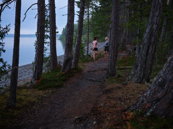 två kvinnor som orienterar