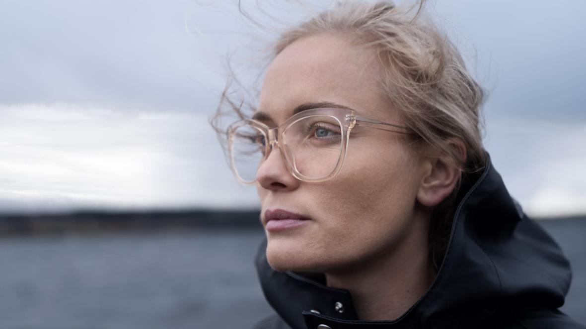kvinna i glasögon framför hav