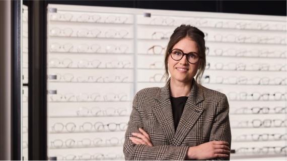 Briller på et podium