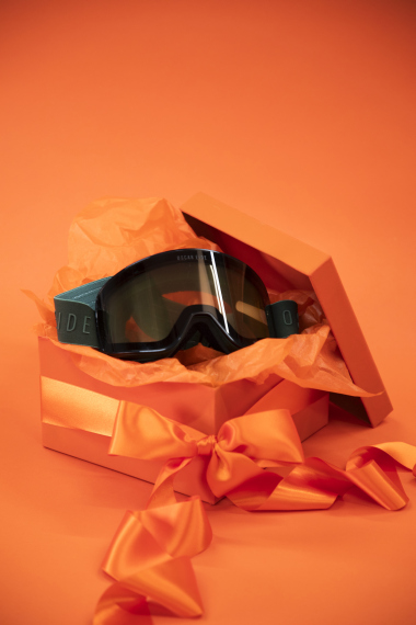 Oscar Eide -laskettelulasit oranssissa lahjapaketissa