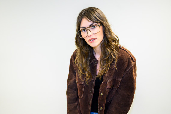 Nainen pilottisilmälaseissa