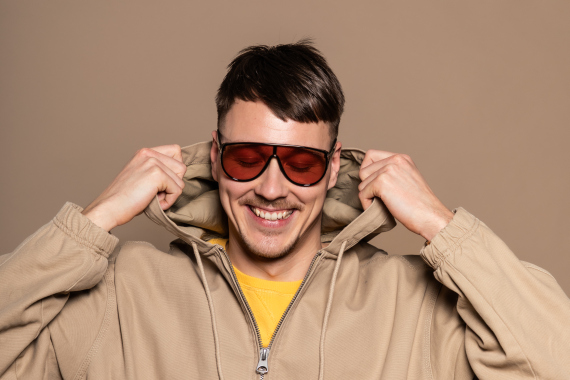 Aurinkolasit beige taustaa vasten