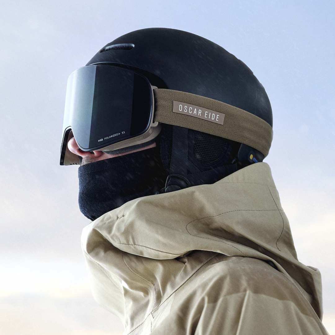 Person med Oscar Eide skibriller