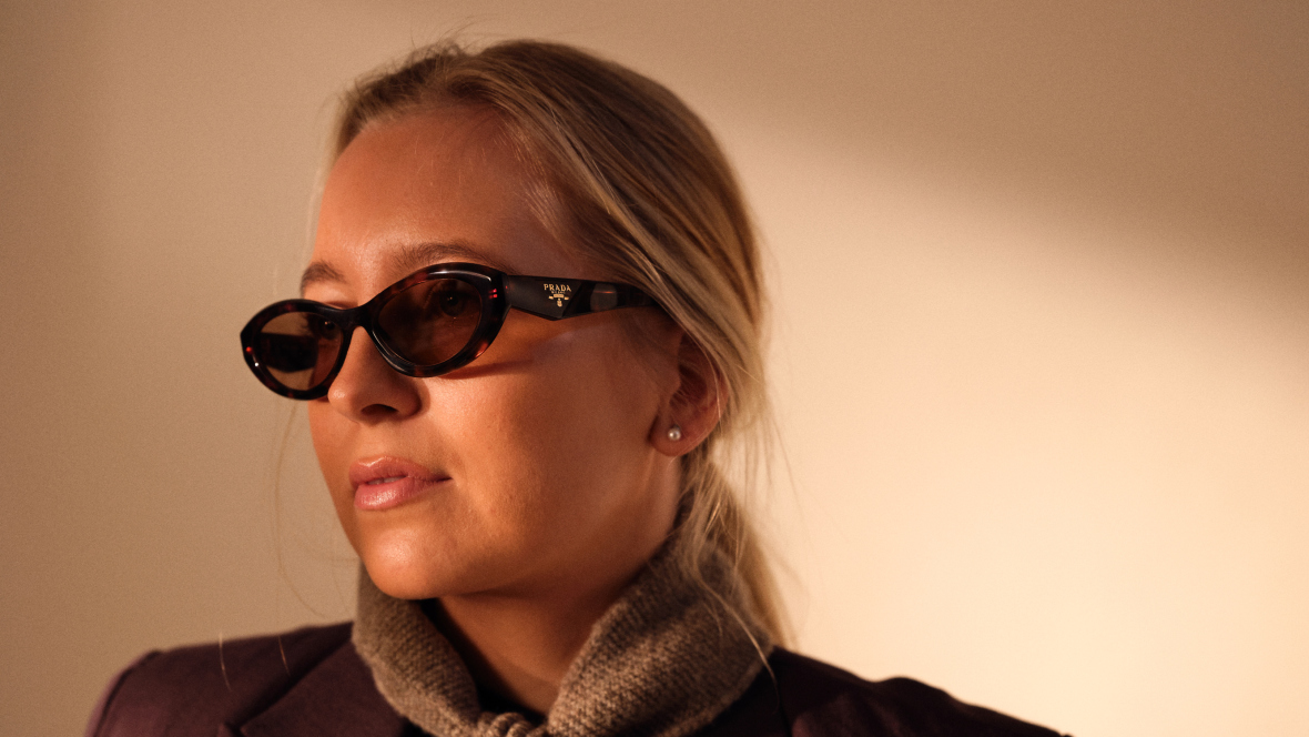 tjej med solglasögon från prada