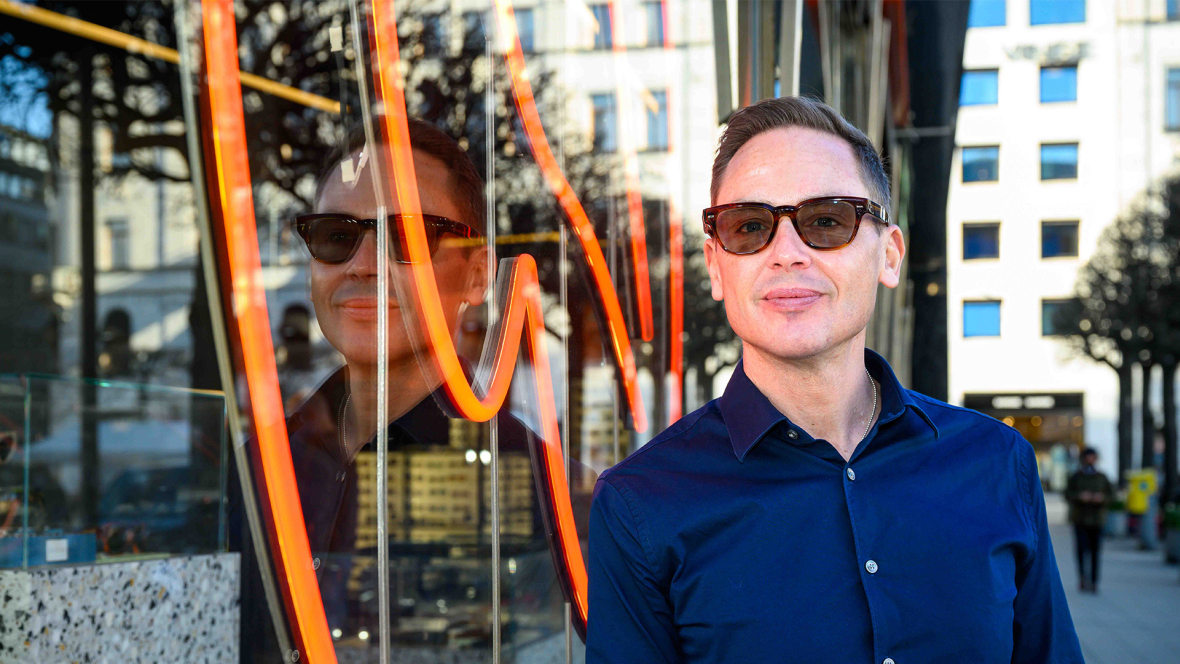 Patrik von Zur-Müller bär glasögon utanför Synsams butik.