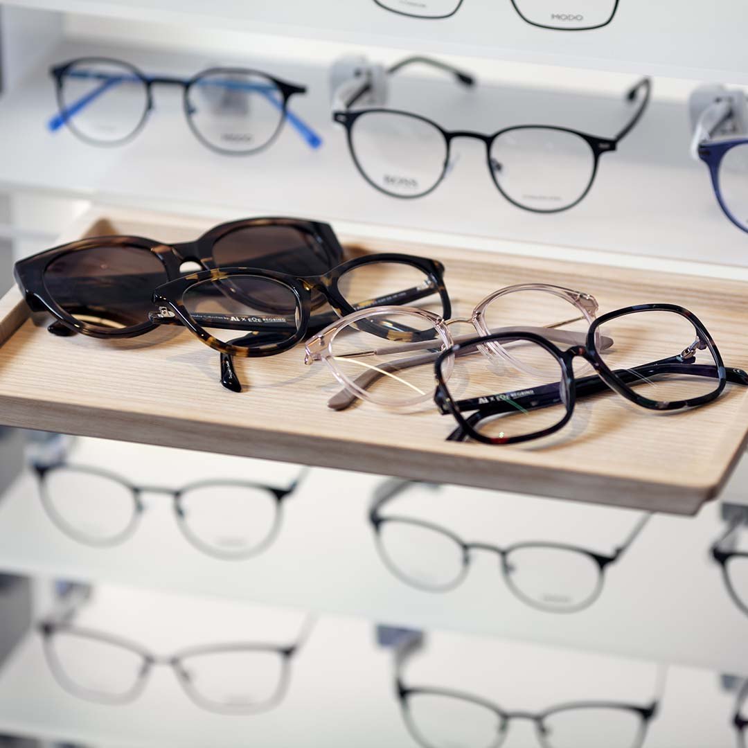 Glasögon på bricka