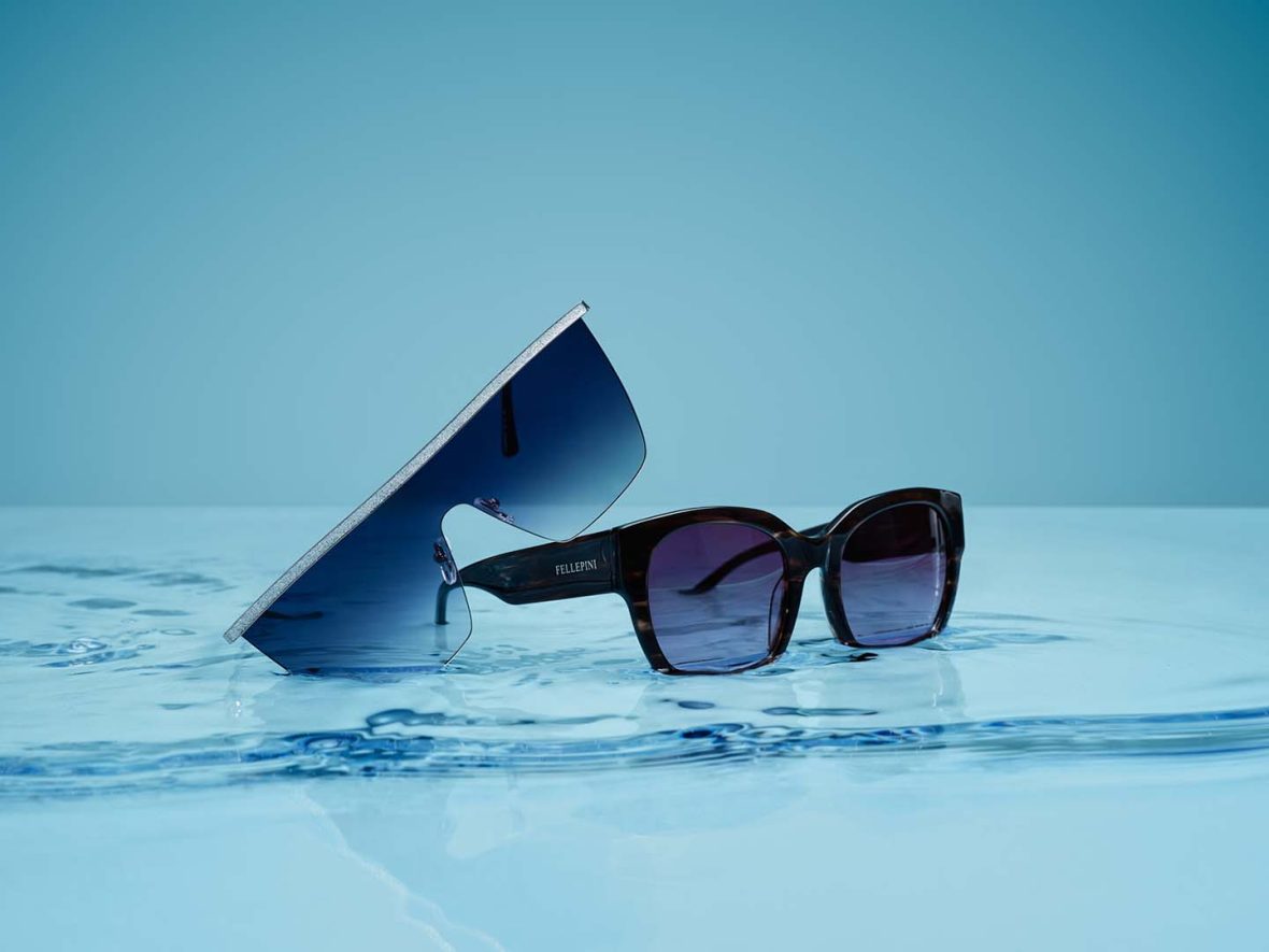 Solglasögon med blå bakgrund
