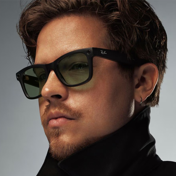 Modell med Ray Ban Meta briller